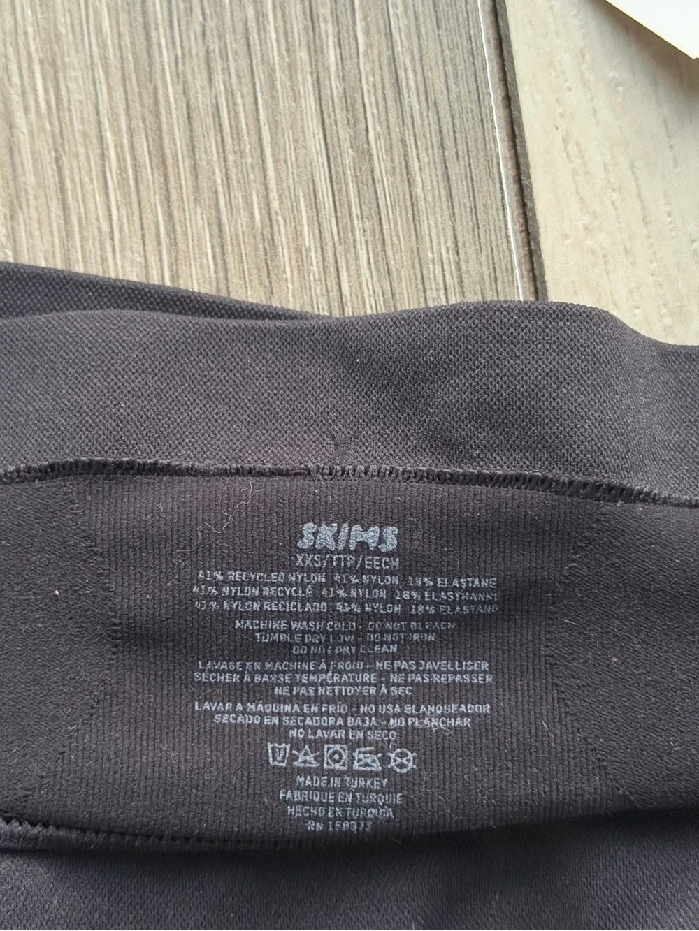 SKIMS Seamless Sculpt Bandeau Bra Black XXS/XS - Picture 4 of 4